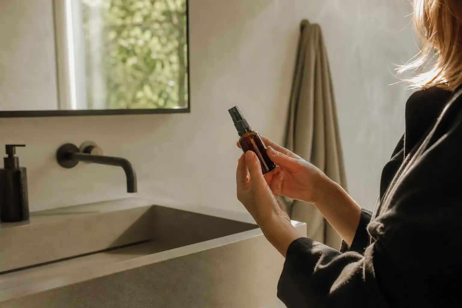 Quelqu'un examine un objet, autour de vaporisateur cbd, dans une salle de bain.